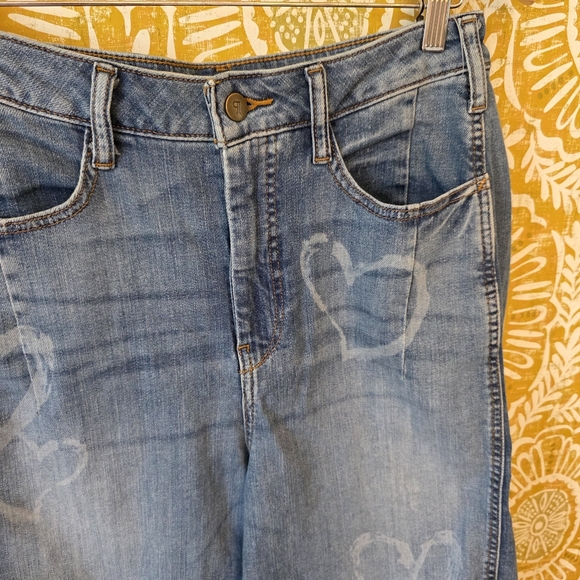 The Kenna Mid-Rise Heritage Barrel Jeans by Pilcro: Icon Edition HEART JEANS - Picture 15 of 16